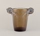 René Lalique, 
tidlig 
"Chamarande" 
kunstglasvase i 
mørkt topaz 
glas.
Hvid 
dekoration på 
hanke. ...