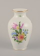 Herend, Ungarn. 
Porcelænsvase 
håndmalet med 
polykrome ...