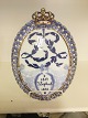 Mindeplatte med 
guld 1817 - 
1897 Sept. 
Dronning 
Louises 80 års 
dag Design 
Arnold Krog  
23,5 cm
