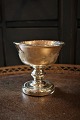 1800 tals skål 
på fod i 
fattigmandssølv 
/ Mercury Glass 
med  blad 
dekorationer på 
siden og med 
...