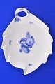 Kgl. Blå blomst 
Kongelig 
porcelæn. Kgl. 
Blå blomst 
flettet 
bladformet 
asiet nr. 8002. 
Længde 23 ...