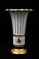 Royal Copenhagen hvid Hetsch vase med guld dekoration , "Derby vasen 1973" med heste motiv på ...
