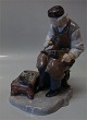Bing & Grøndahl 
Håndværkerfigur 
B&G 2228 
Skomager  Axel 
Locher 22 cm  i 
hel og fin 
stand Bing & 
...