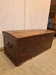 Kiste i massivt egetræ, fra 1870erne.Den har brugsspor, bunden er af fyrretræ og den har ...