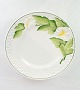 Hvide porcelæns tallerkener, dekoreret med blomster i Italiensk design. Står i flot stand uden ...