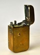 Lighter i 
messing, ca. 
1920. Til 
benzin. L.: 5 
cm. 