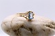 Flot guldring i 14 karat guld, med facetslebet lyseblå sten. Ringen er udført med flotte ...
