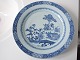 Kinesisk 
eksport 
porcelænsfad, 
Qianlong/Chien-
Lung (1735 - 
1795) dekoreret 
med 
haveeksteriør i 
...