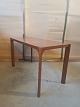 Bord i fineret 
cuba mahogni, 
fra 1950erne.
Det har 
brugsspor.
Højde 72cm 
Bredde 60cm 
Længde 120cm