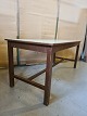 Bord i massivt 
fyrretræ med 
formica 
bordplade, fra 
1950erne.
Det har 
brugsspor.
Højde 76cm ...