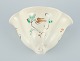 Kähler. Keramik 
urtepotteskjuler 
til væg. Glasur 
i lyse toner. 
Blomstermotiv.
Ca. 1930. ...