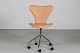 Arne Jacobsen (1902-1971)7'er kontorstol model 3117 med blødbane hjulBetrukket med lyst ...