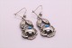Smukke øreringe i sølv, med flotte detaljer og vedhæng med indlagt  turkis. Disse øreringe er ...