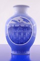 Kgl. vase 
Kongelig 
porcelæn. Royal 
Copenhagen vase 
Rundskuedagen 
med motiv af 
Amalienborg 
1941.  ...