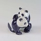 Figur i 
porcelæn af to 
legende panda 
unger no 667
Design Allan 
Therkelsen
Producent 
Royal ...