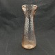 Højde 22,5 cm.
Laksefarvet 
hyacintglas fra 
Fyens Glasværk.
Modellen 
optræder første 
gang i ...