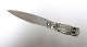 Sølv brevkniv 
(830). Ugle med 
grønne øjne. 
Længde 11,5 cm. 
Produceret 
1925.