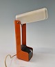 Orange Lampe i 
plast model 
NA-417. Lampen 
ligner næsten 
en fugl og 
skærmen kan 
indstilles til 
...