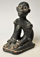 Afrikansk 
lerfigur, 
19./20. årh. En 
siddende mand. 
Sortbemalet 
rødler. H.: 
12,3 ...