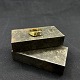 Størrelse 53.
Stemplet 750 
for 18 karat 
guld.
Ringen har en 
diamant på 
cirka 0,1 carat 
...