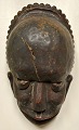 Afrikansk 
maske, midten 
af 1900-tallet. 
Bemalet træ. 
H.: 25 cm. 
Proveniens: 
Globetrotter, 
...