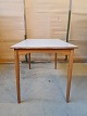 Bord i bøgetræ 
med formica 
bordplade, fra 
1960erne.
Det har 
brugsspor.
Højde 72cm 
Bredde 70cm ...