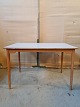Bord i bøgetræ 
med formica 
bordplade, fra 
1960erne.
Det har 
brugsspor.
Højde 72cm 
Bredde 70cm ...