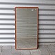 Spejl med 
slebet kant 
ophængt på 
plade af 
teaktræ
Dansk design
Mærket I.N.B. 
nr. ...