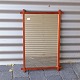 Spejl med ramme 
af teak og med 
kædeophæng
Dansk design
Fremstår med 
lettere 
brugsspor på 
...