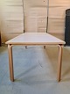 Bord i fineret 
bøgetræ og 
linoleom, fra 
1980erne.
Dert har 
brugsspor.
Højde 70cm 
Bredde 93cm ...