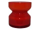 Formentlig 
svensk 
glaskunst, 
lille rød vase.
Fra ca. 1970.
Højde 8,0 cm., 
diameter 7,4 
...