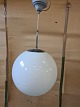 Glaskuppel med 
ophæng i metal, 
fra 1980erne.
Højde 50cm 
Diameter 33cm