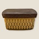Bing & 
Grøndahl, 
Relief, 
Smørboks, 12cm 
bred, 8cm dyb, 
6,5cm høj, 
Design Jens 
Harald 
Quistgaard ...