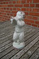 Michael Andersen keramik, BornholmNøgen dreng med trompet i pæn stand, bortset fra et skår på ...