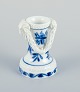 Meissen, 
Tyskland. 
Sjælden 
løgmønstret 
miniaturevase 
med 
vædderhoveder.
Tidlig ...