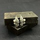 Længde 2,5 cm.Et par fine øreringe fra 1950'erne i sølv med ægte perler og små ...