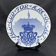 Diameter 20,5 
cm.
Bing & 
Grøndahl 
Mindeplatte fra 
1906.
"Med Gud til 
ære og Ret 
1863-1906" ...
