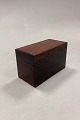 Spillekortsæske 
af 
Palisandertræ. 
Fabrikant 
ukendt. 
Måler L: 11,7 
cm / 4.61 in. 
B: 6 cm / 2.37 
...