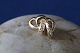 Disse smukke og romantiske ørestifter i 14 karat guld, er flot udformet i buet hjerteform og med ...