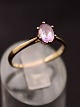 8 karat guld 
vintage ring 
størrelse 59 
med pink sten 
emne nr. 552507
