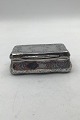 Sterling? Sølv 
Snustobak-æske 
Måler 8.2 cm x 
4.8 cm x 2.6 cm 
(3.22 inch x 
1.88 inch x 
1.02 inch) ...