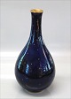 Bing & grøndahl 
 koboltblå Vase 
24,5 cm 
Dekoreret med 
guld mønster og 
guldkant  cm  
Mærket B&G ...