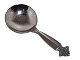 Georg Jensen 
Dronning 
Sterlingsølv, 
sukkerske.
Længde 11,5 
cm.
Fin stand uden 
indgraveringer.