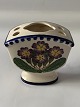 Aluminia lille 
vase med huller 
i toppen til 
blomster.
Dekorationsnummer 
547/558.
1. ...