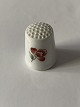 Bing & Grøndahl 
fingerbøl med 
blomster
Dekorationsnummer 
9588.
1. sortering.
Højde 2,7 ...