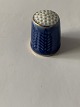 Bing & Grøndahl 
blåt fingerbøl. 

Dekorationsnummer 
9586.
1. sortering.
Højde 2,7 ...