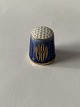 Bing & Grøndahl 
blåt fingerbøl 
fra 1980.
Dekorationsnummer 
9580.
1. sortering.
Højde ...