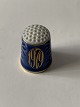 Bing & Grøndahl 
blåt fingerbøl 
fra 1979.
Dekorationsnummer 
9579.
1. sortering.
Højde ...