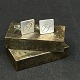 Længde 2,5 cm.
Stemplet 
Sterling JTH 
Denmark FDL.
Et par 
manchetknapper 
dekoreret med 
...