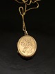 Fotgyldt 
medallion 2,1 x 
2,8 cm. og kæde 
40 cm. emne nr. 
553439